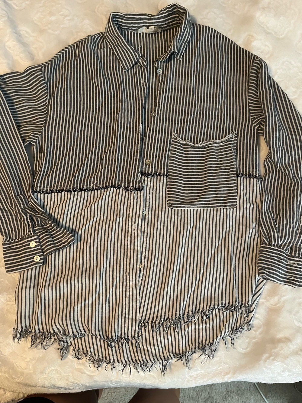 entro Black and White light weight Striped Casual Button-Down Shirt med